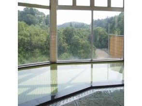 プランの魅力 Large public bath overlooking Lake Shirakawa below の画像