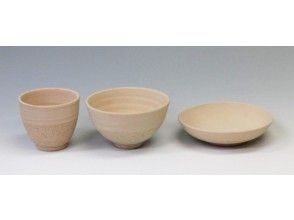 プランの魅力 There are three types of bowls for painting experience: yumi, bowl, and flat plate. の画像