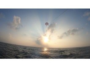 プランの魅力 上空からの夕暮れの陽を大切なひと の画像
