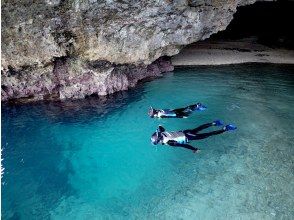 プランの魅力 ビーチ際をさらにビーチトレッキングしていくと石垣島の青の洞窟到着！洞窟内の探検も楽しい！ の画像