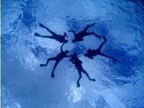 プランの魅力 アウトリーフシュノーケルは空を飛んでいるみたいな気分に。こんな写真撮影もお任せください！ の画像