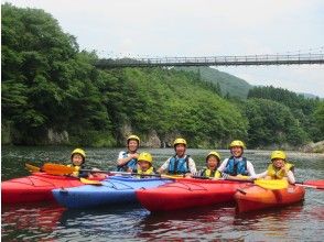 プランの魅力 たっぷりカヤックで遊んだら川の上で記念撮影です の画像