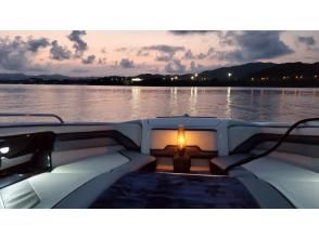 プランの魅力 夕暮れ時の湖 の画像