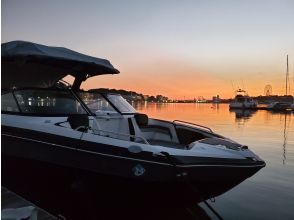 プランの魅力 夕暮れ時の静かな湖 の画像