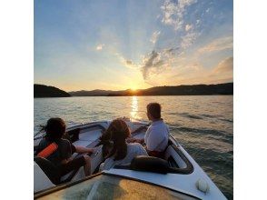 プランの魅力 Cruise around the lake with a spectacular sunset as your backdrop の画像