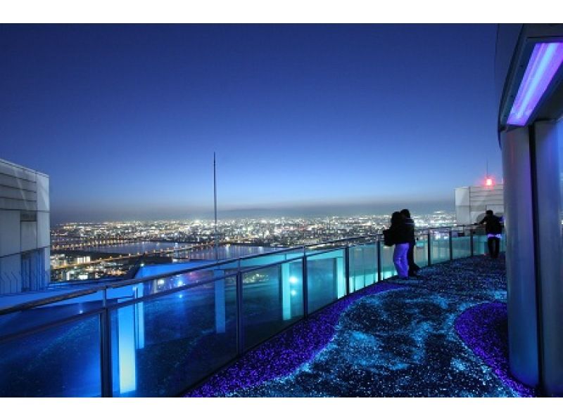 絹谷幸二　天空美術館　空中庭園展望台　360度オープンエアの展望台から大阪の夜景を楽しむカップルたち