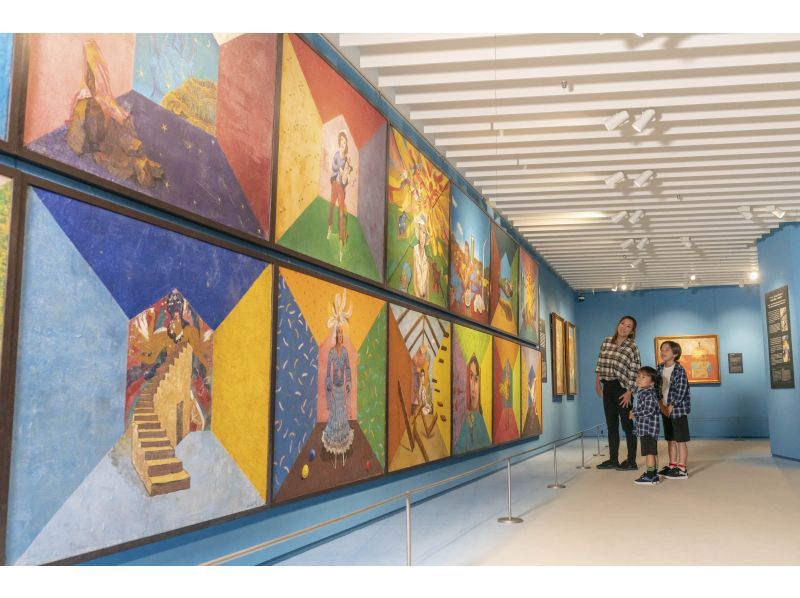 Koji Kinutani Tenku Art Museum A family enjoying a fresco painting