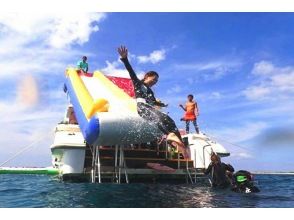 プランの魅力 ┗Capacity of 50-60 people - Okinawa's largest ship ┗Water slide and diving board available for unlimited fun ┗Air-conditioned cabin / toilet, private changing room, private warm water shower room (2 rooms each) ┗To provide a comfortable onboard space, the ship will be completely non-smoking in 2021 ┗Safe for families with children の画像