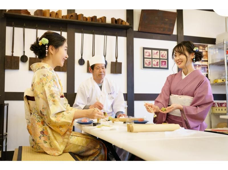 เช่าชุดกิโมโน/ยูกาตะและทำขนมญี่ปุ่น เรียนรู้การทำขนมญี่ปุ่นจากช่างฝีมือที่มีมายาวนาน ผู้หญิงกำลังทำเนริกิริ