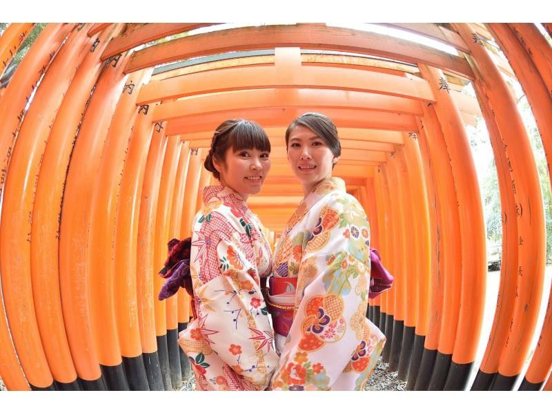 京都的人氣神社寺廟 伏見稻荷大社 千本鳥居 穿著和服的女性 SNS 上鏡景點