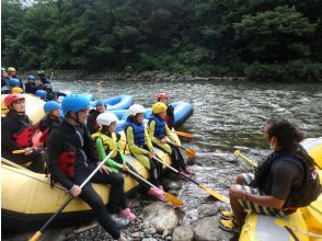 プランの魅力 guide is giving a safety talk. の画像