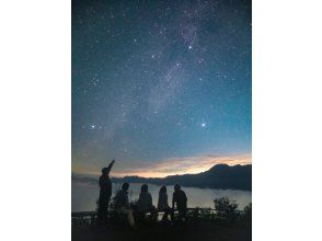 プランの魅力 樹海の上の雲海。の上にかかる夏の天の川 の画像