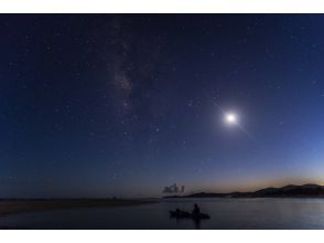プランの魅力 トワイライトの空に天の川と月明り の画像