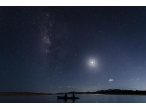 プランの魅力 トワイライトの空に月と天の川 の画像