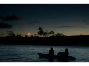 プランの魅力 薄明に細い月 の画像