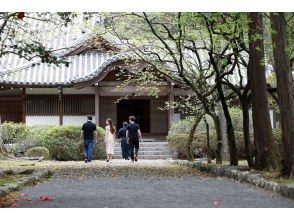 プランの魅力 木々に囲まれた静寂な道を行くと の画像