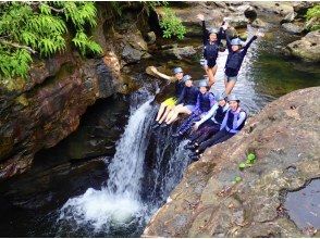 プランの魅力 Memories of the trip will remain. During the tour, the guide will take a picture of you with a dedicated waterproof camera and give you the data for free! Don't worry, "I'm worried about bringing my precious camera to the water's edge ..."! の画像