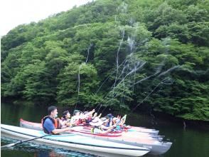 プランの魅力 ทะเลสาบในฤดูใบไม้ร่วงใบไม้เรือแคนูในฤดูใบไม้ร่วง の画像