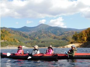 プランの魅力 In autumn, the lake autumn leaves canoe の画像