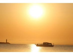 プランの魅力 夕日色に染まる釧路港 の画像