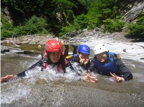 プランの魅力 Elementary school students can participate. Perfect for hot days, cool down with canyoning ☆ の画像