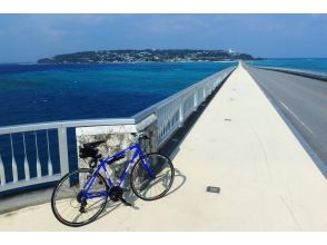 プランの魅力 青い海と青い自転車 の画像