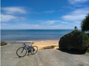 プランの魅力 青い海と青い自転車 の画像