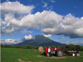 プランの魅力 Enjoying soft serve ice cream at Takahashi Farm, a famous spot in Niseko, while admiring Mt. Yotei (^^♪ の画像