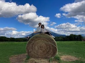 プランの魅力 羊蹄山をバックに牧草ロールで記念撮影 の画像