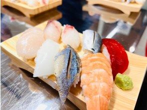 プランの魅力 用新鮮的沖繩魚製作的壽司完成的照片。 の画像