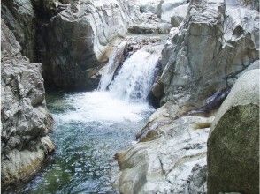 プランの魅力 “Shizuku瀑布”是目标。你可以看到瀑布的后面。 の画像