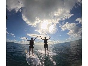 プランの魅力 與大海融為一體的瞬間。站立、劃槳、歡笑。在沖繩體驗獨特的立式槳板時光，即使是初學者也能輕鬆上手，欣賞清澈見底的大海和天空！ の画像