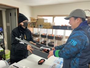 プランの魅力 Handing over fishing equipment の画像