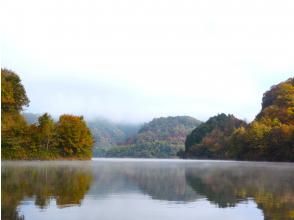 プランの魅力 静かな湖面と複雑な地形 の画像
