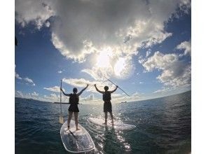 プランの魅力 ช่วงเวลาแห่งการเป็นหนึ่งเดียวกับทะเล ยืนพายและหัวเราะ สัมผัสช่วงเวลาพิเศษของโอกินาวาบนกระดาน SUP ที่แม้แต่ผู้เริ่มต้นก็สามารถสนุกไปกับทะเลและท้องฟ้าที่ใสสะอาด! の画像