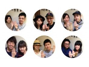プランの魅力 仙台の手作り指輪体験｜完成したペアリングを見せるお客様の記念写真 の画像