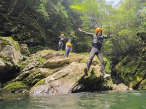 プランの魅力 晴天の加江田渓谷で仲間とJAMP！ の画像