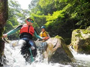 プランの魅力 滝のそばで仲間と一息。渓谷の絶景に囲まれたこの休憩時間が、また格別の思い出になっていきます の画像