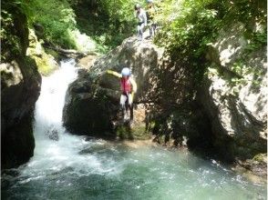 プランの魅力 滝壺にジャンプ の画像