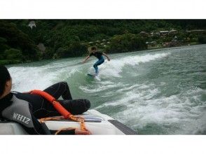 プランの魅力 Ride the swell created by the boat with a surfboard! の画像