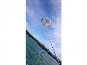 プランの魅力 Parasailing to lift up to 40m above the sky with a motor boat の画像