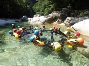 プランの魅力 透明度の高い水だから、こんな記念撮影も！ の画像