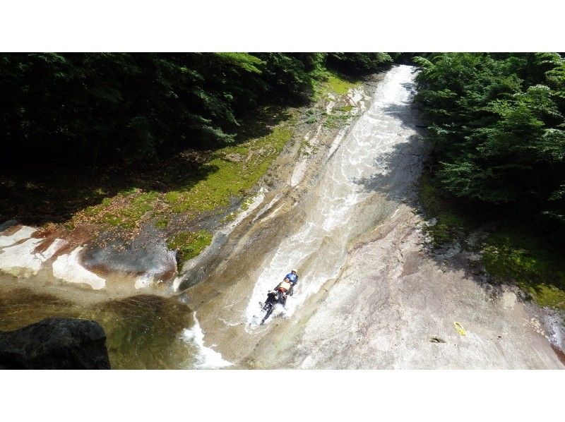 愛媛県滑床渓谷のキャニオニング体験