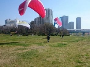 プランの魅力 在風中膨脹的滑翔傘。當您的腳浮在空中時，給您留下深刻的印象！ の画像