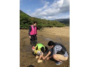 Observe crustaceans such as crabs while walking around the tidal flats * Limited to low tide hours