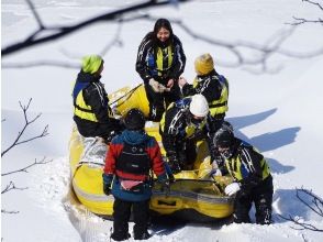 雪の上を歩いて水辺まで