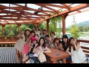 在木甲板上放鬆