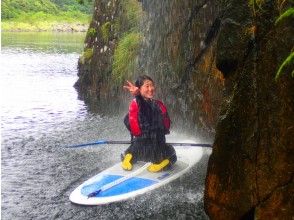 滝で水浴び