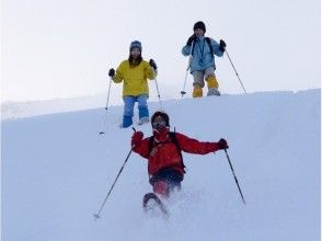 自然の地形を利用した滑り台などのアトラクションで遊ぼう!