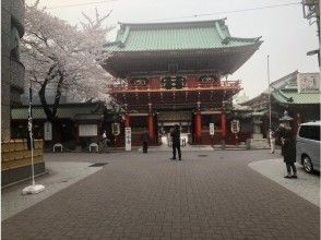 神田明神の前を右に曲がり、